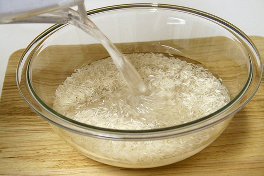 Рис обязательно нужно промыть и замочить