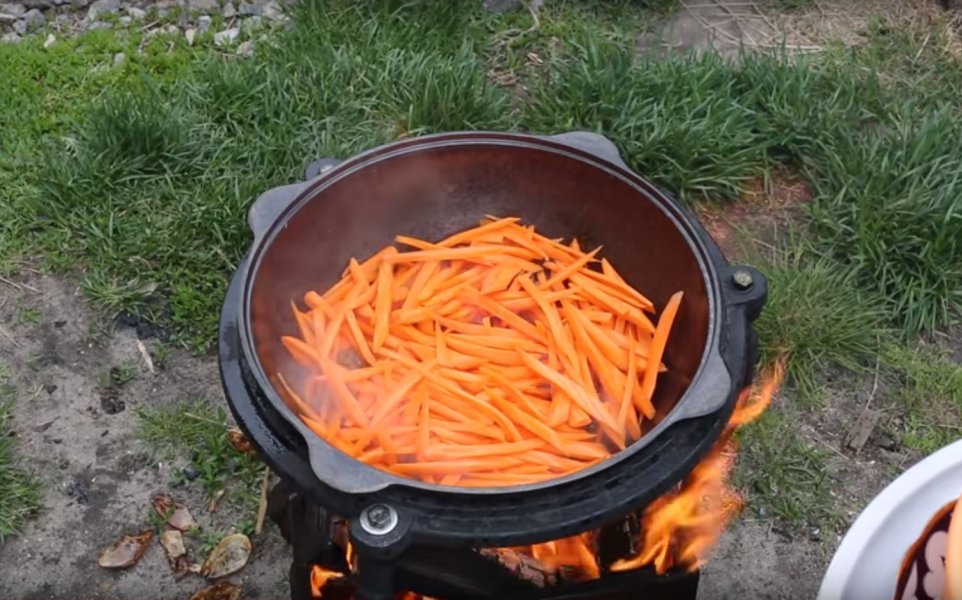 Кладем в плов морковь, нарезанную крупной соломкой